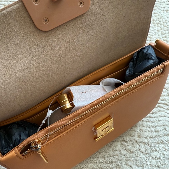 Charles & Keith Koa Square Push-Lock Shoulder Bag. *DAMAGED* - Picture 3 of 5